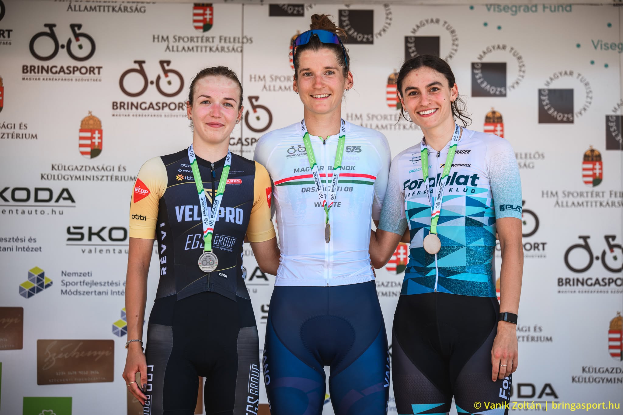 O pódio das elites femininas da Hungria com Szonja Greman, Petra Zsanko e Luca Barta (Foto: Vanik Zoltán)