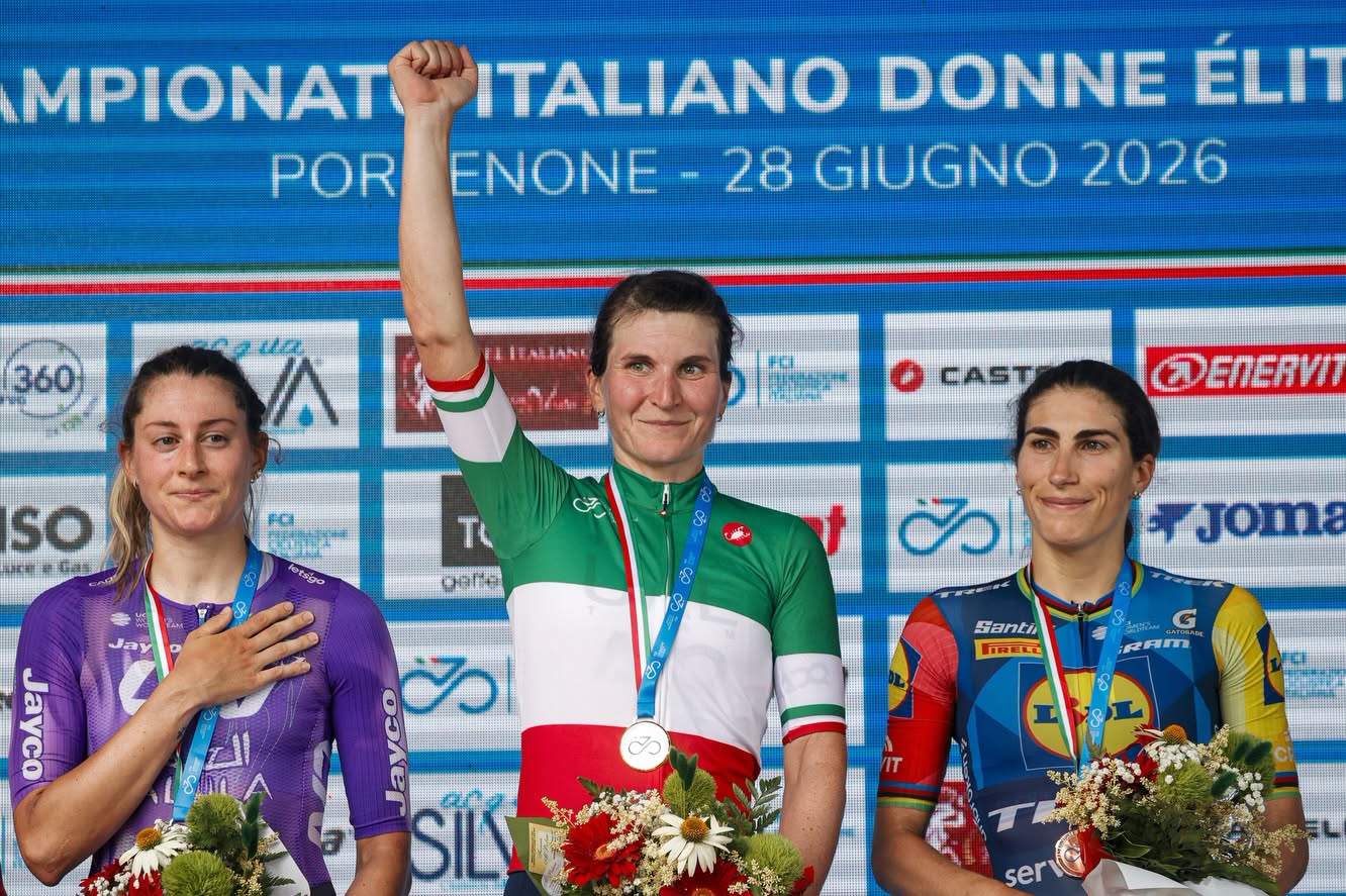 O pódio das elites femininas da Itália com Monica Colonel, Elisa Longo Borghini e Elisa Balsamo (Foto: SprintCyclingAgency)