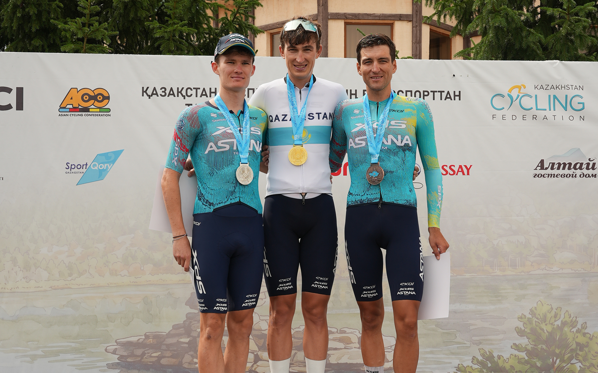 O pódio dos elites masculinos no Cazaquistão com Nicolas Vinokurov, Yevgeniy Fedorov e Anton Kuzmin (Foto: XDS Astana Team)