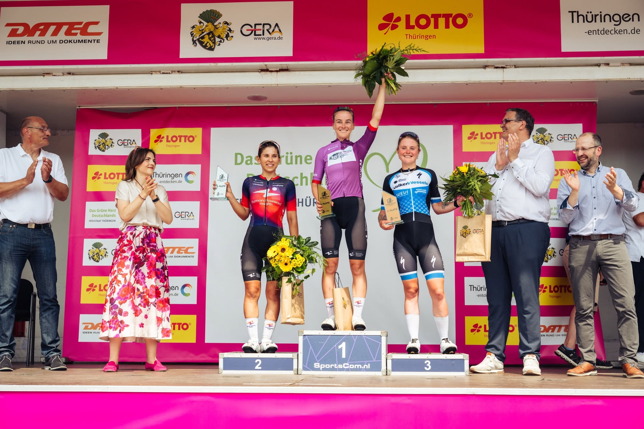 O pódio da Lotto Thuringen Women Cycling Challenge com Yurani Blanco, Marit Raaijmakers e Malou Eisen