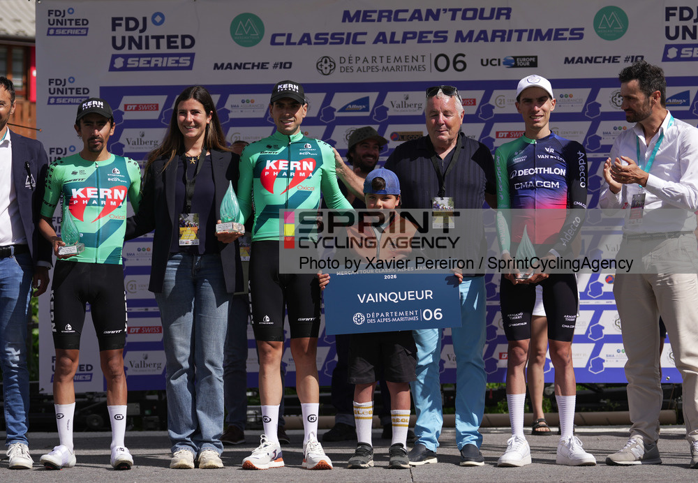 O pódio da Mercan'Tour Classic Alpes Maritimes com Ivan Sosa, Ibon Ruiz e Léo Bisiaux