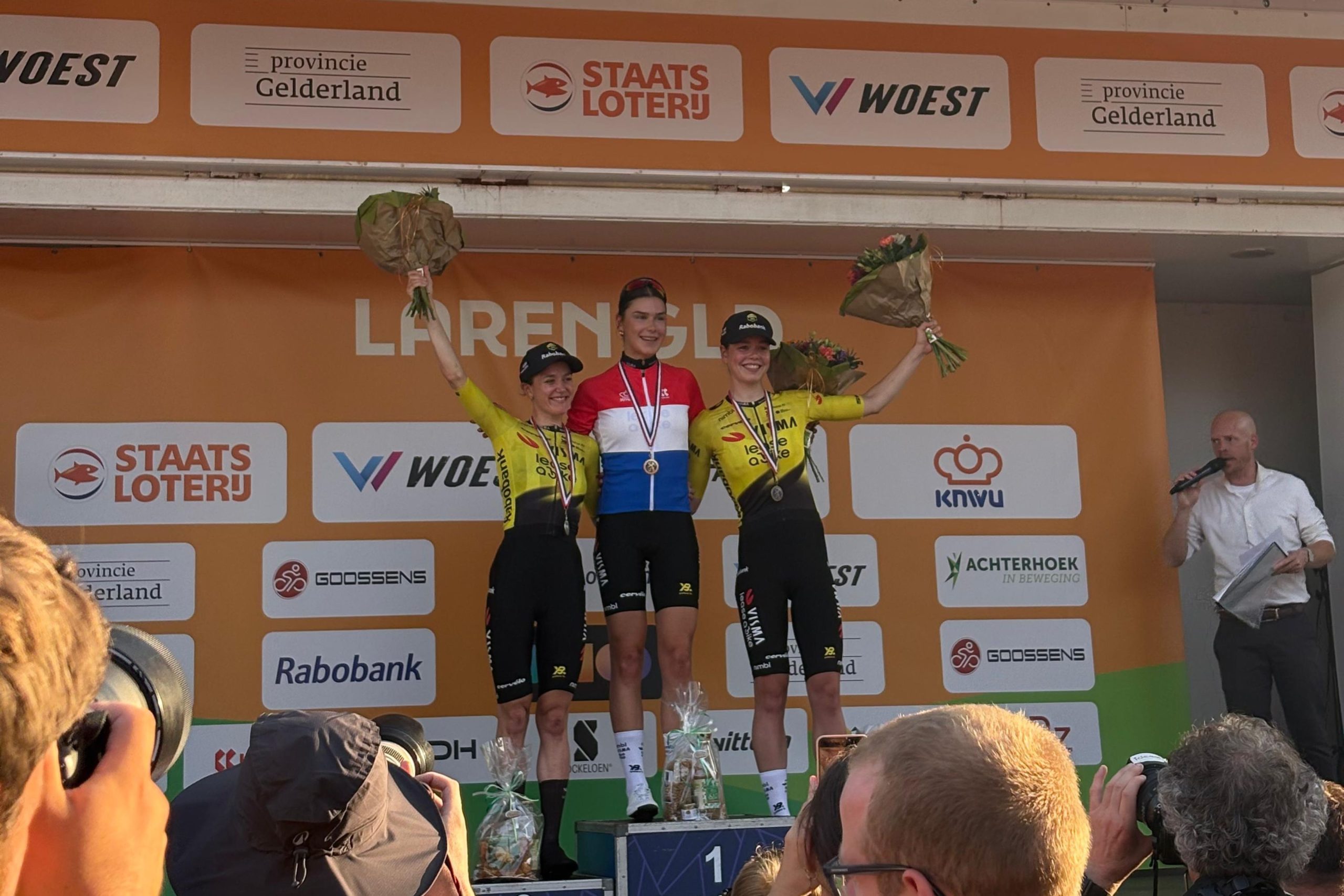 O pódio das elites femininas nos Países Baixos com Femke De Vries, Daniek Hengeveld e Lieke Nooijen (Foto: Team Visma | Lease a Bike)