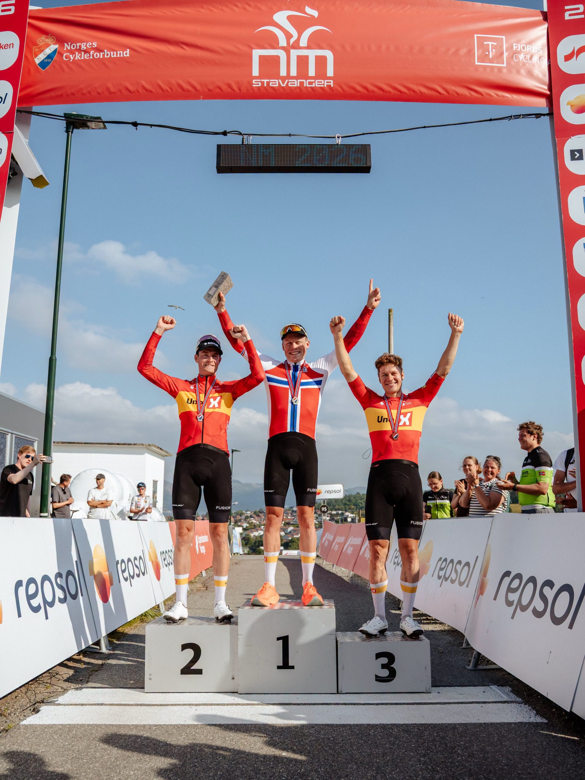 O pódio dos elites masculinos da Noruega com Markus Hoelgaard, Anders Skaarseth e Jonas Abrahamsen (Foto: Uno-X Mobility)