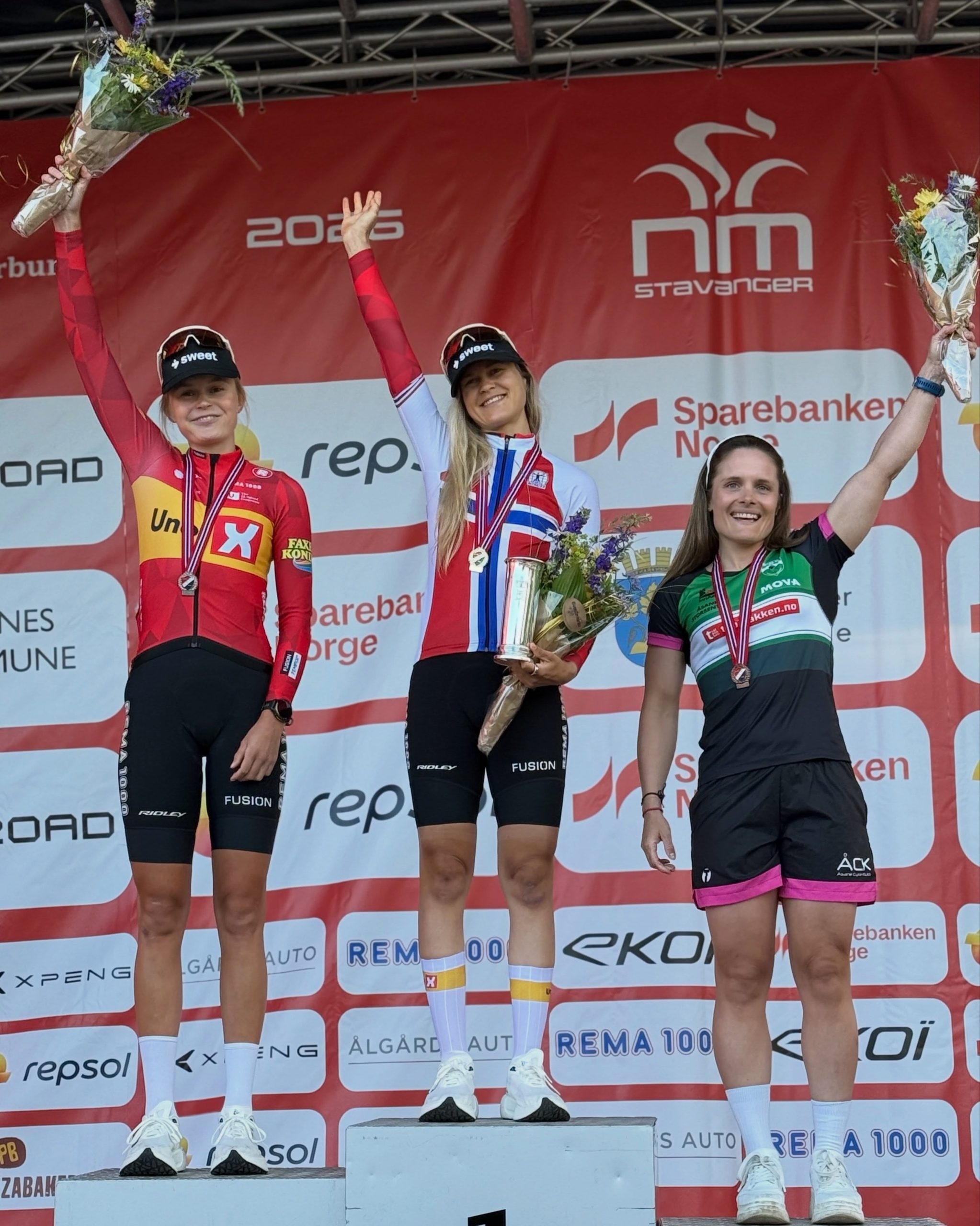 O pódio das elites femininas da Noruega com Sigrid Haugset, Katrine Aalerud e Emma Dyrhovden (Foto: Uno-X Mobility)