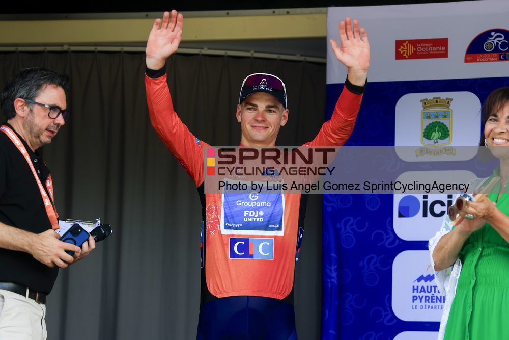 Thibaud Gruel segue o camisola laranja da Route d'Occitanie (Foto: Luis Angel Gomez/SprintCyclingAgency©2026)