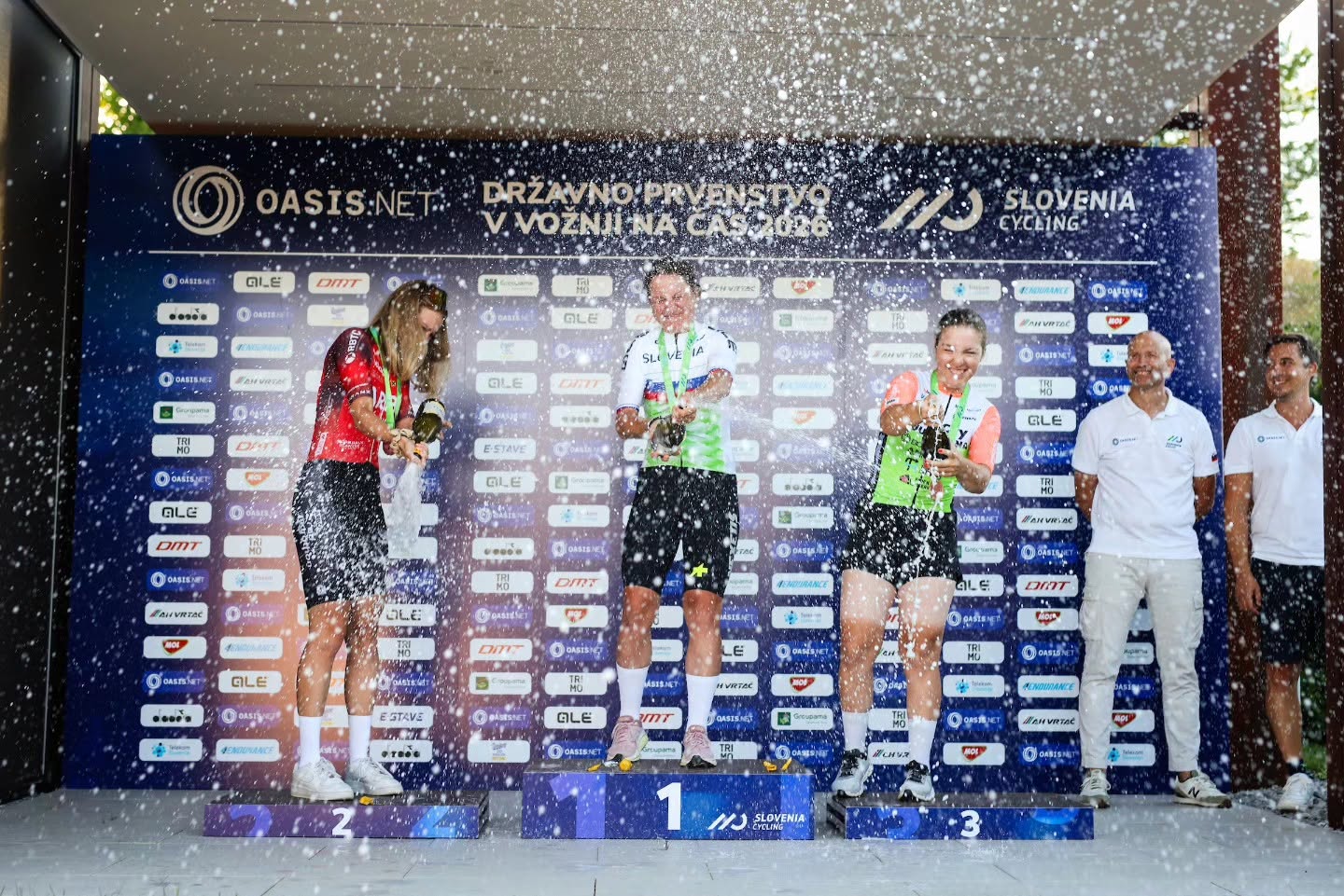 O pódio das elites femininas da Eslovénia com Zoja Ferlez, Nika Bobnar e Dominika Strukelj (Foto: Slovenia Cycling)