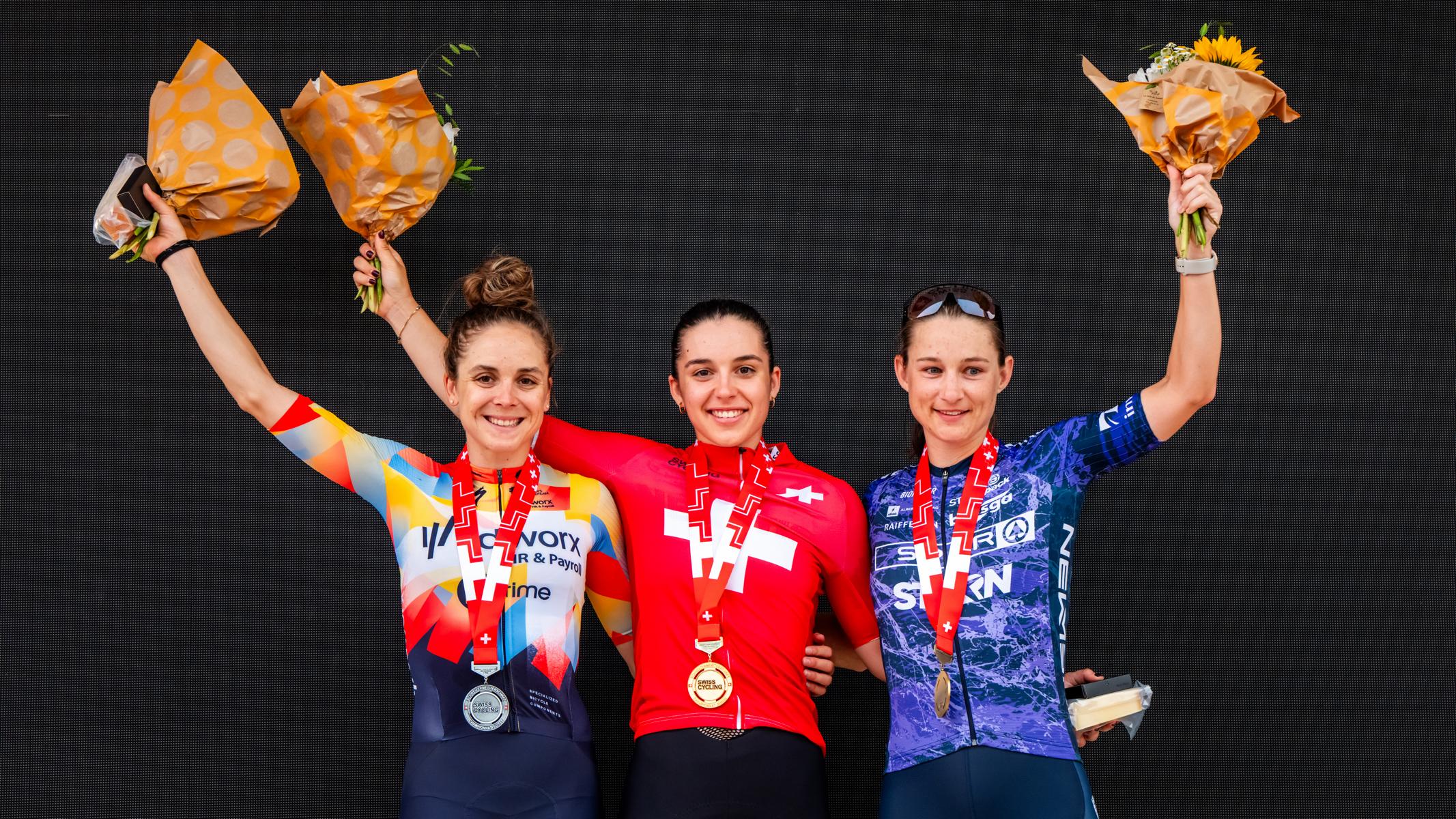 O pódio das elites femininas da Suíça com Steffi Haberlin, Jasmin Liechti e Lea Fuchs (Foto: Swiss Cycling)
