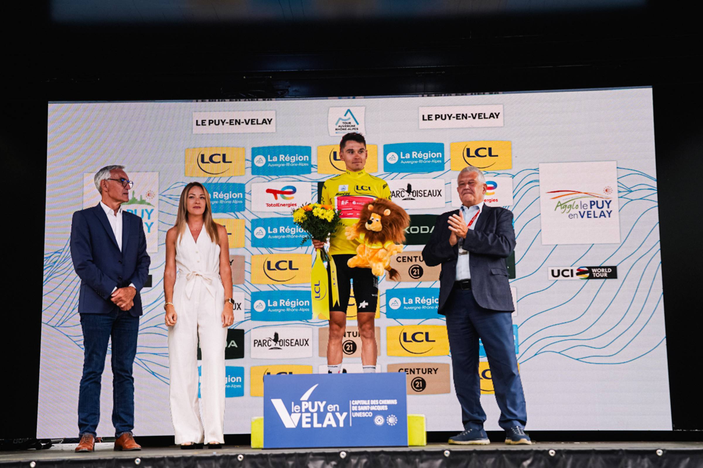 Alex Baudin segue o camisola amarela do Tour Auvergne - Rhône-Alpes