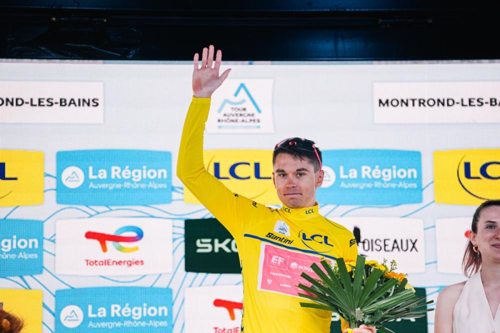 Alex Baudin segue o camisola amarela do Tour Auvergne - Rhône-Alpes
