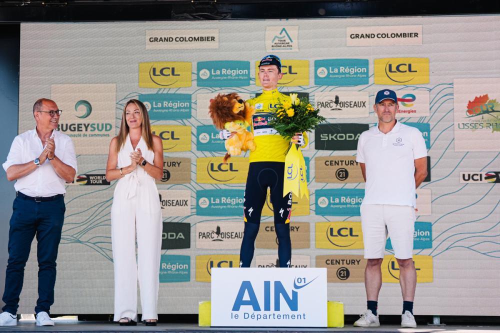 Luke Tuckwell segue o camisola amarela do Tour Auvergne - Rhône-Alpes