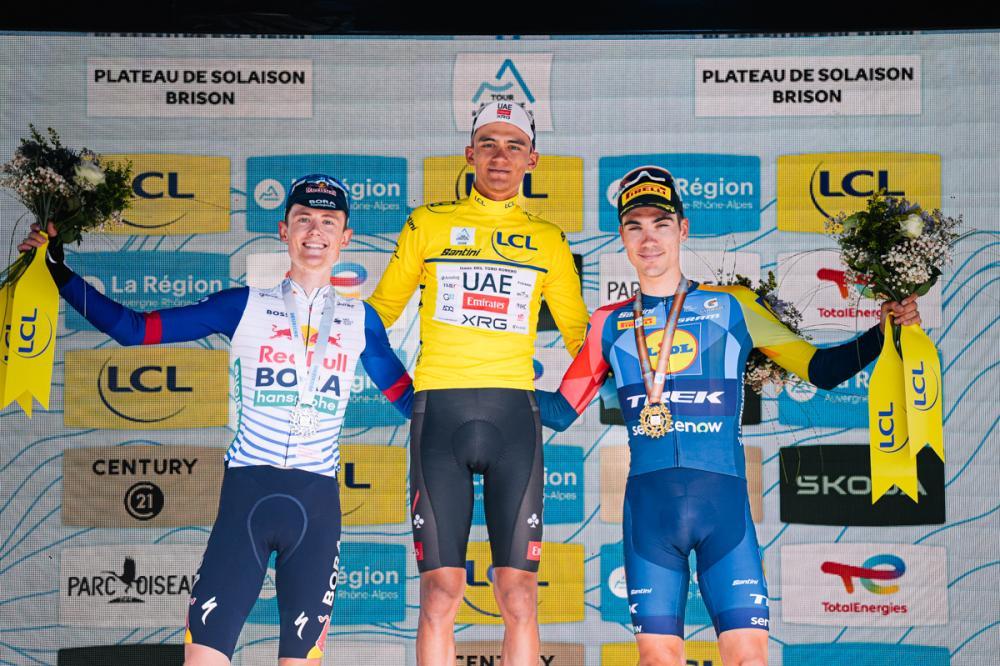 O pódio do Tour Auvergne - Rhône-Alpes com Luke Tuckwell, Isaac Del Toro e Juan Ayuso