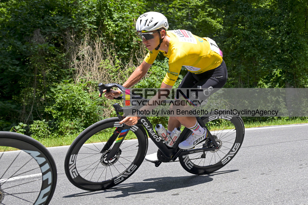 Tadej Pogacar segue o camisola amarela do Tour de Suisse (Foto: Ivan Benedetto/SprintCyclingAgency©2026)