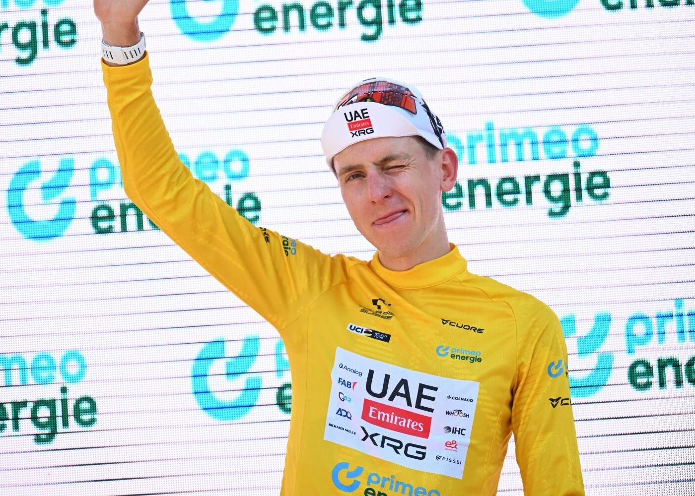 Tadej Pogacar segue o camisola amarela do Tour de Suisse (Foto: Cor Vos)