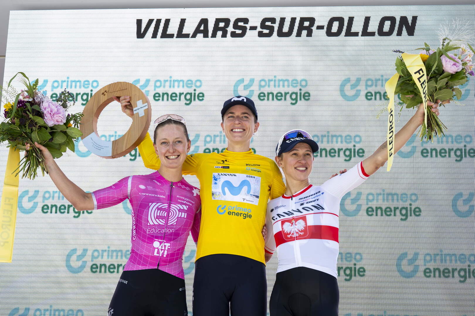 O pódio do Tour de Suisse Women com Cédrine Kerbaol, Marlen Reusser e Kasia Niewiadoma (Foto: Getty Images)