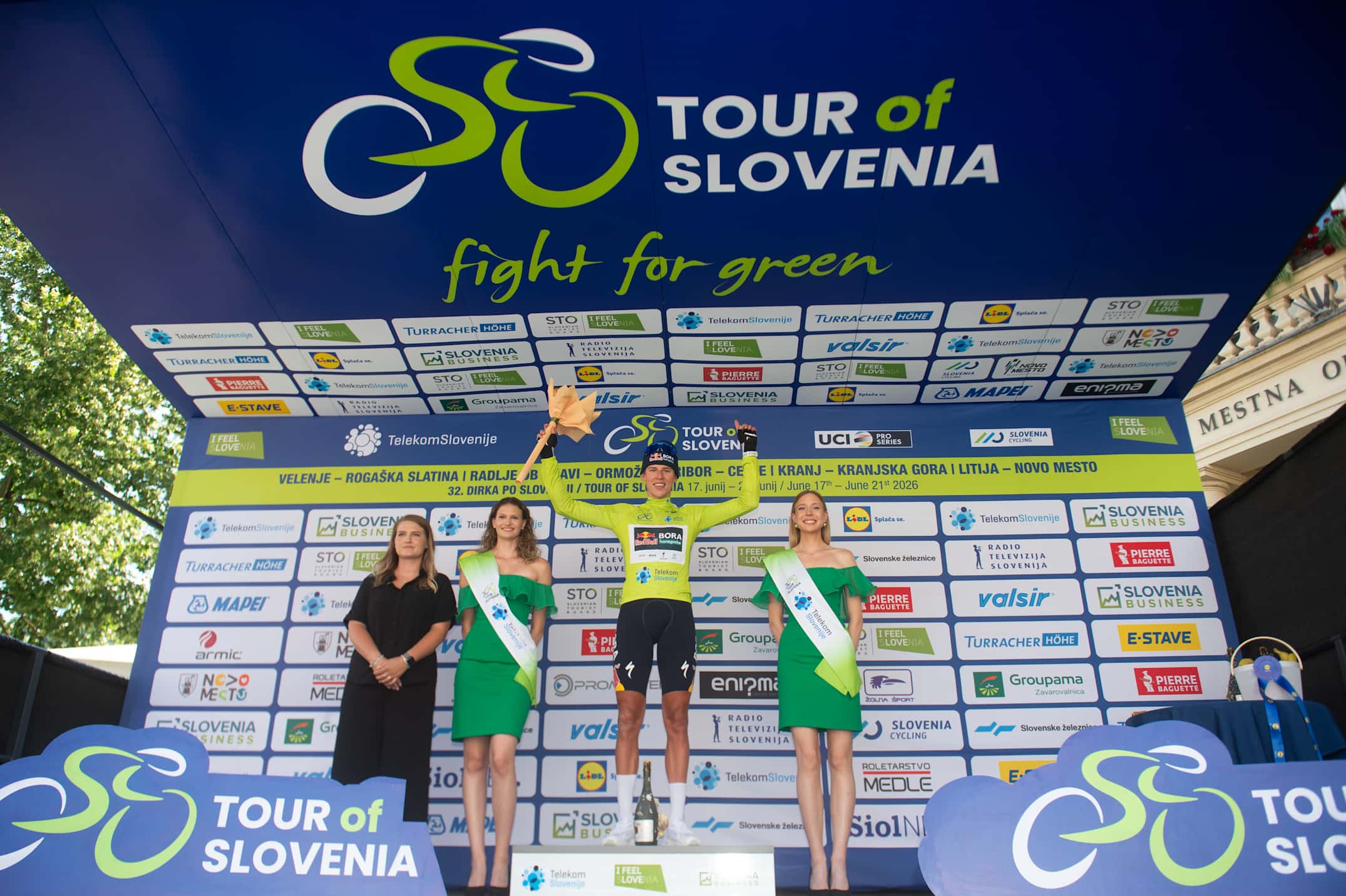 Laurence Pithie segue o camisola verde do Tour of Slovenia (Foto: Mario Stiehl)