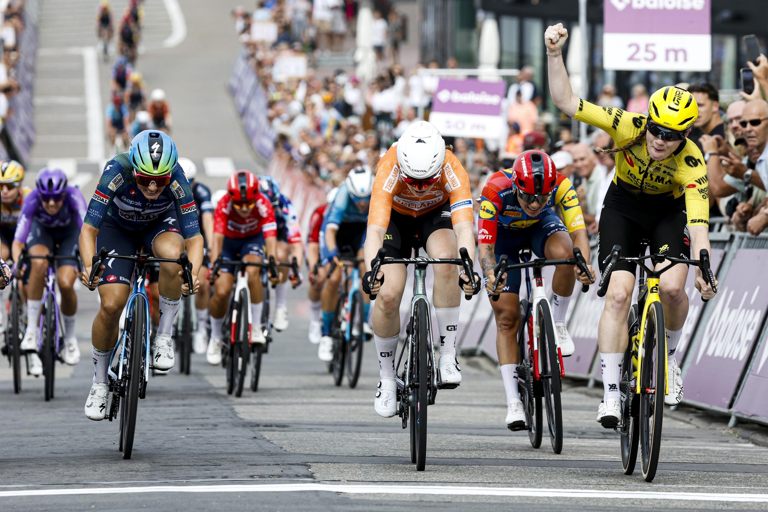 Nienke Veenhoven conquista etapa 1 do Baloise Ladies Tour! Zoe Backstedt segue líder!