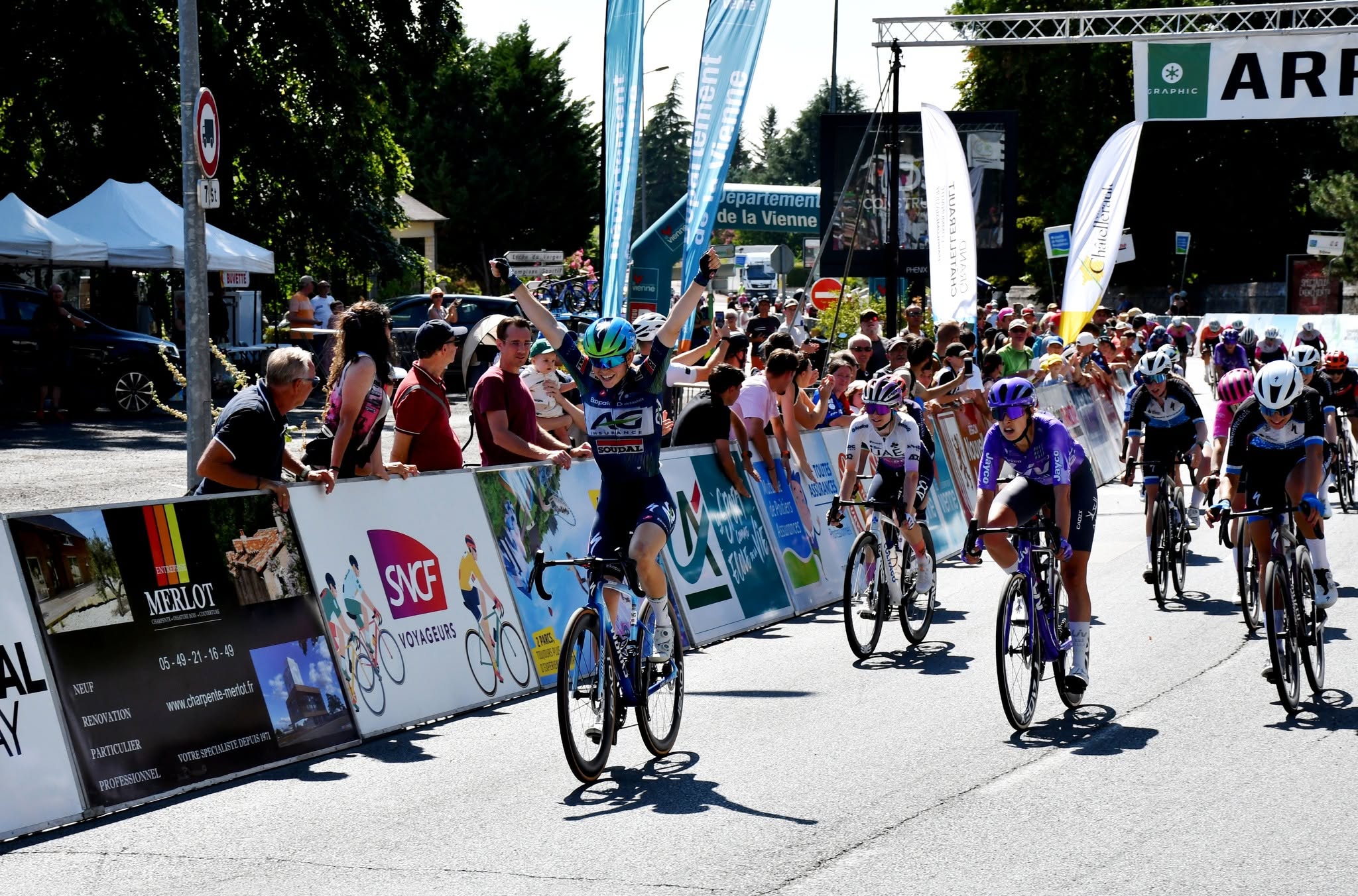 Nicole Steigenga impõe-se ao sprint e conquista La Picto en Nouvelle-Aquitaine!