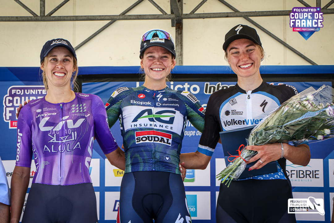 O pódio da La Picto en Nouvelle-Aquitaine com Josie Talbot, Nicole Steigenga e Anneke Dijkstra (Foto: FFC)