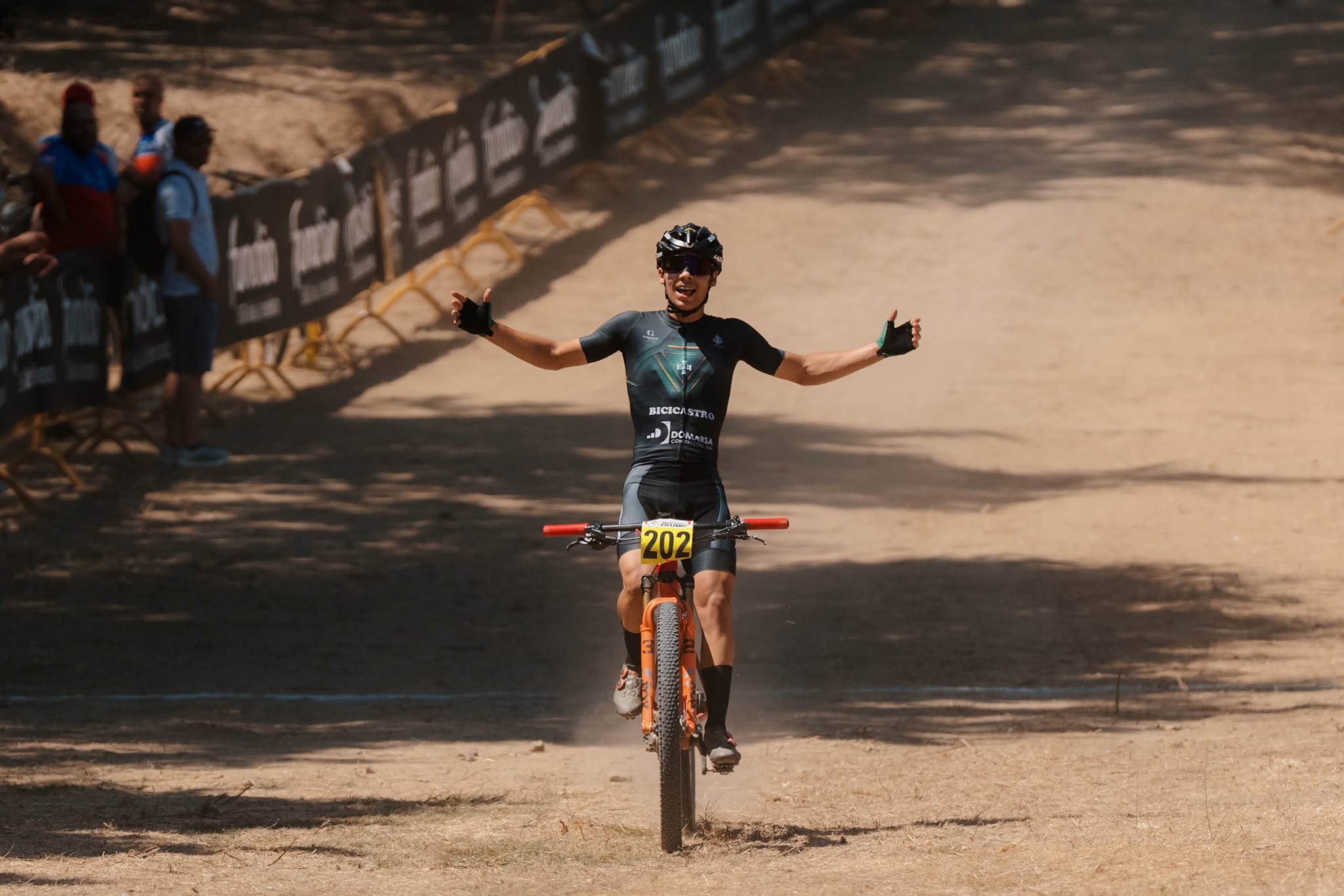 João Vigário ergueu os braços numa grande corrida de XCC dos juniores masculinos