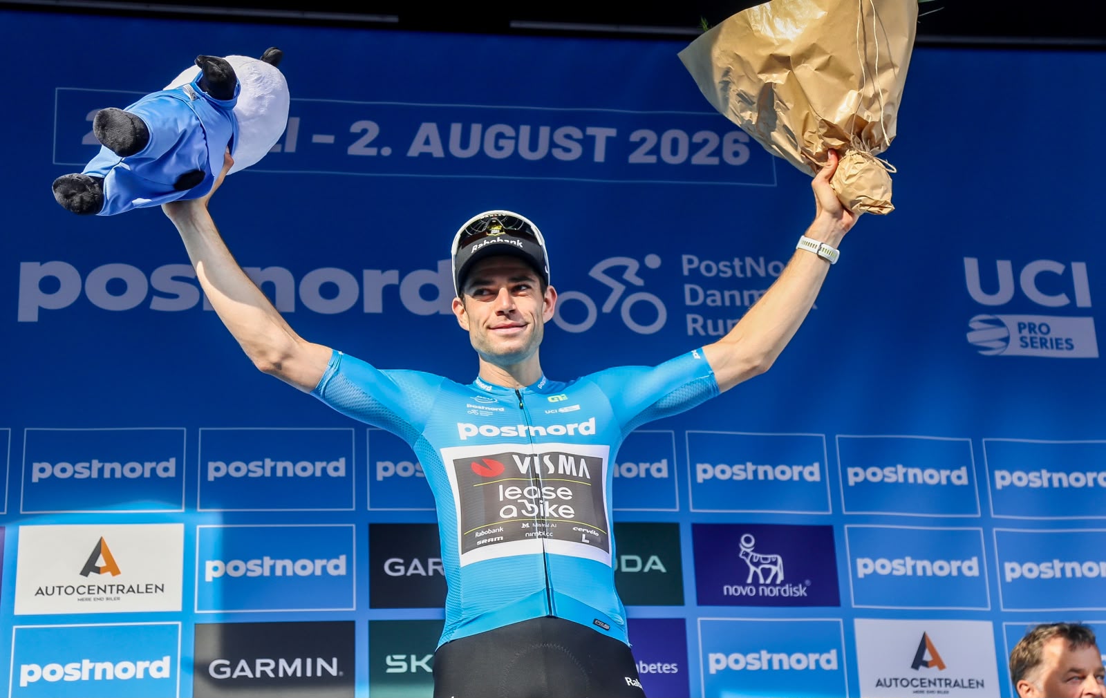 Wout van Aert segue o camisola azul do PostNord Tour of Denmark (Foto: Dan Møller)