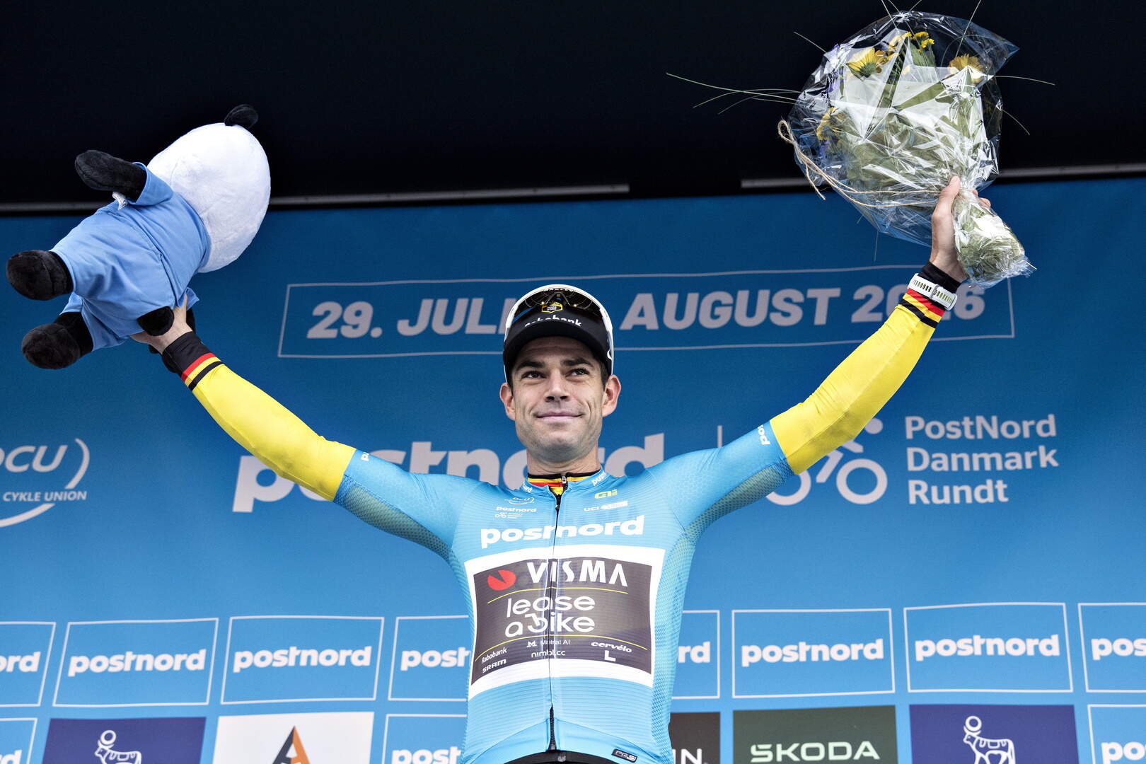 Wout van Aert manteve a camisola azul do PostNord Tour of Denmark