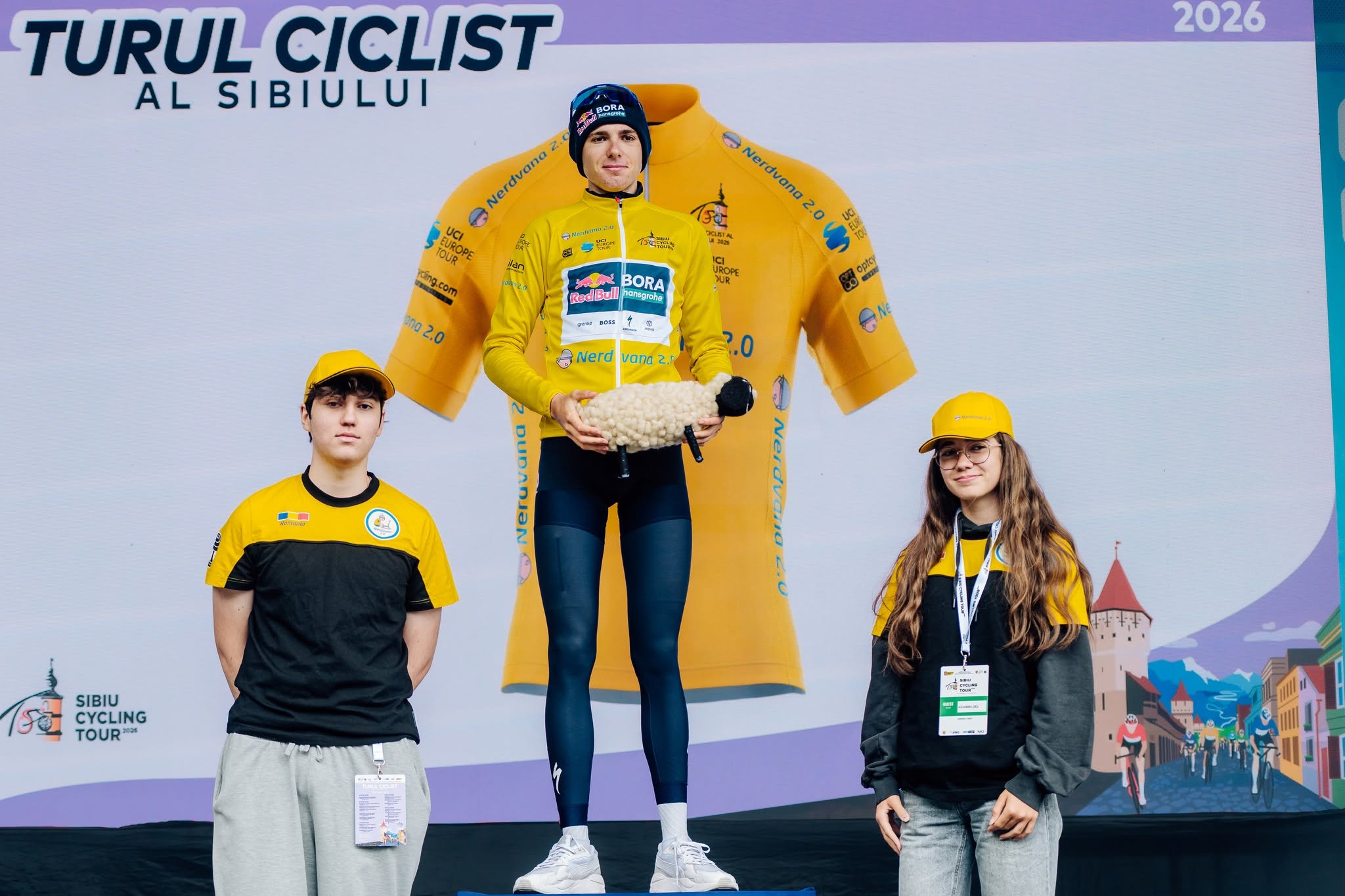 Lorenzo Finn segue o camisola amarela do Sibiu Cycling Tour