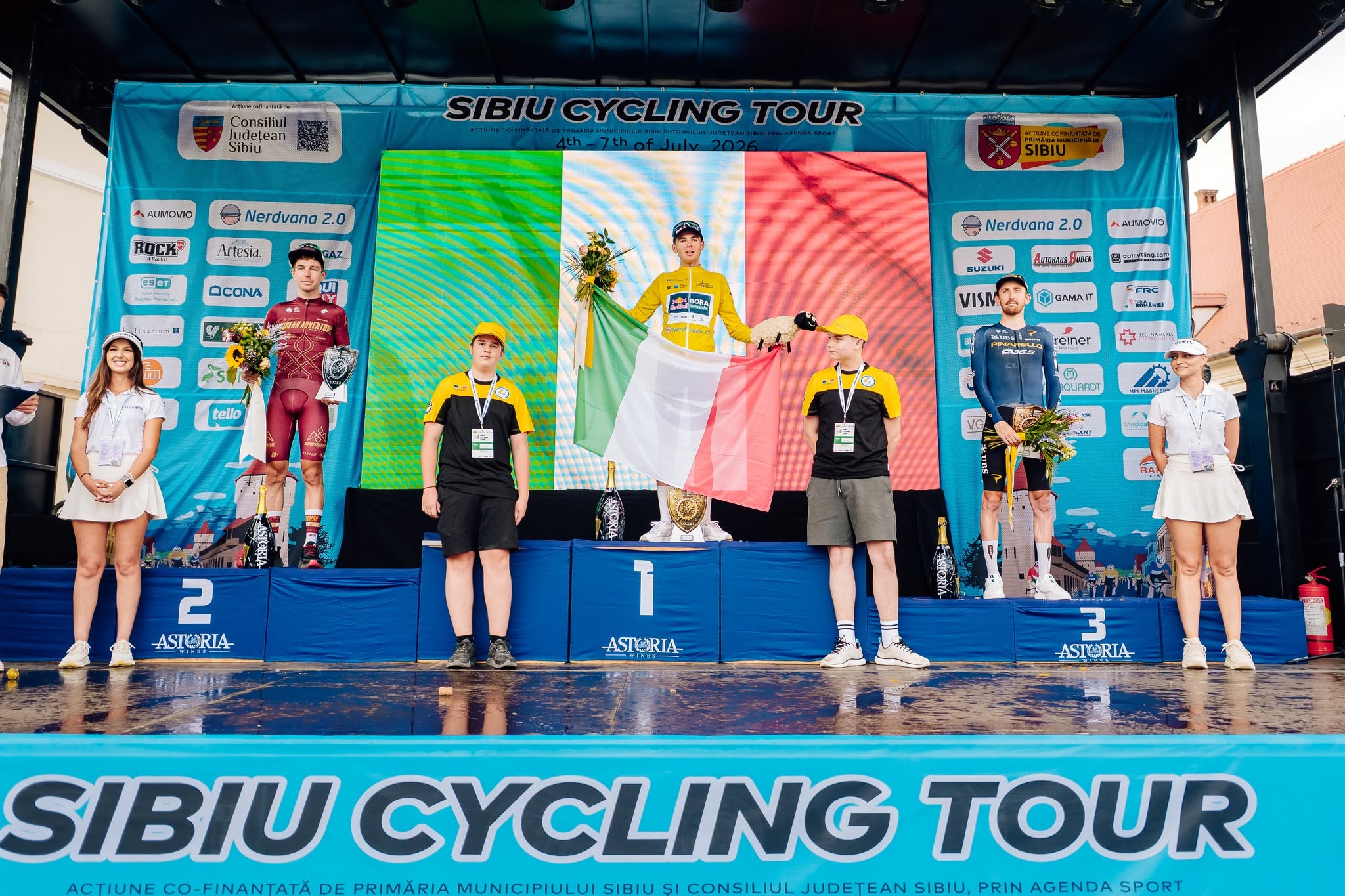 O pódio final do Sibiu Cycling Tour com Byron Munton, Lorenzo Finn e Mark Donovan