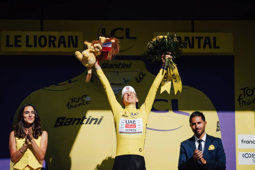 Tadej Pogacar segue o camisola amarela do Tour de France