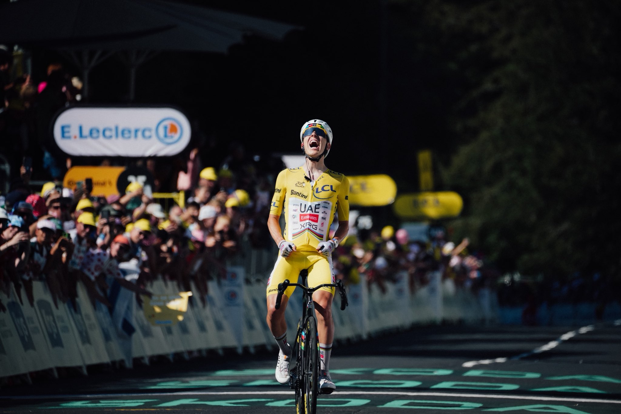 Tadej Pogacar faz o hat-trick na etapa 10 do Tour de France!