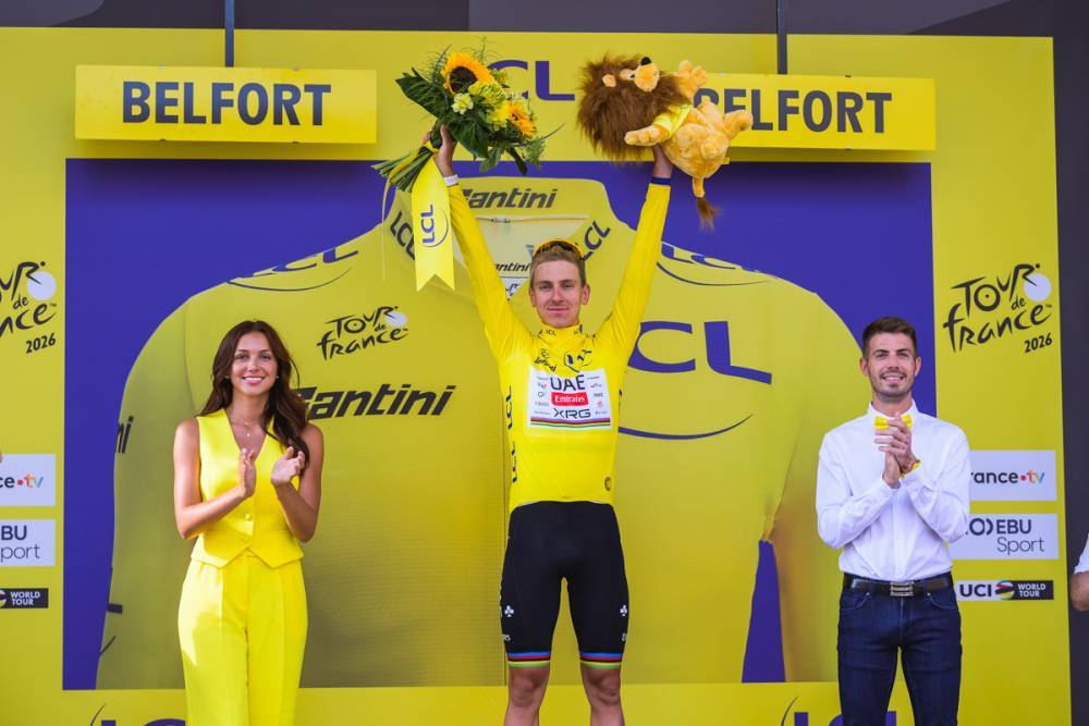 Tadej Pogacar segue o camisola amarela do Tour de France