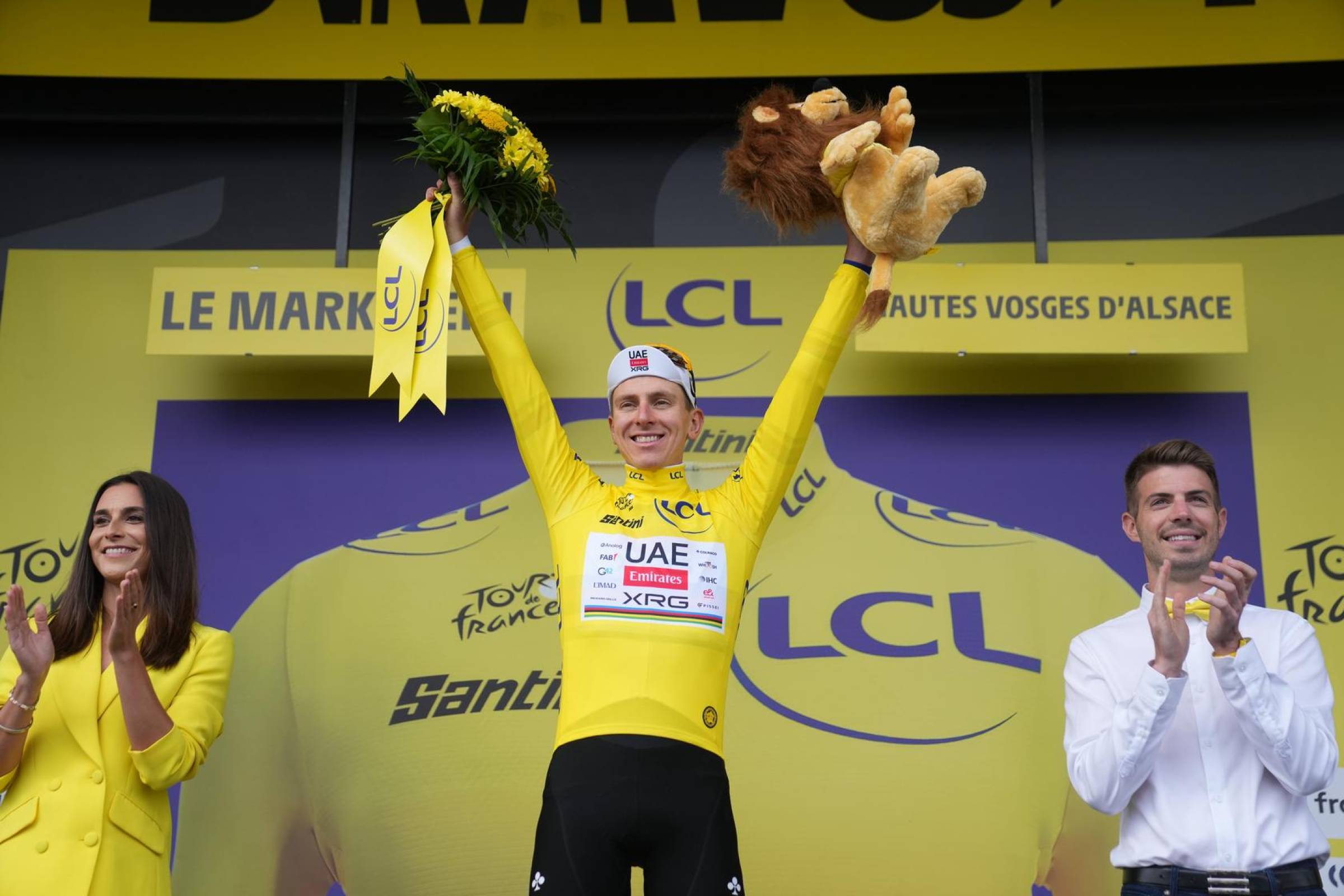 Tadej Pogacar segue o camisola amarela do Tour de France