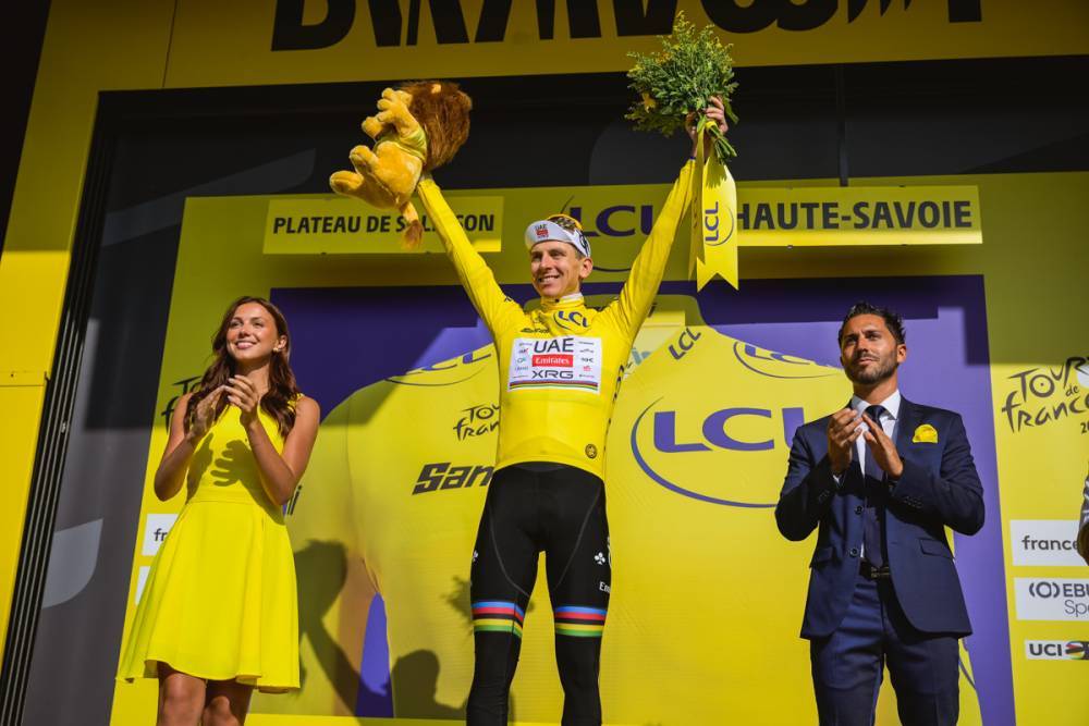 Tadej Pogacar segue o camisola amarela do Tour de France