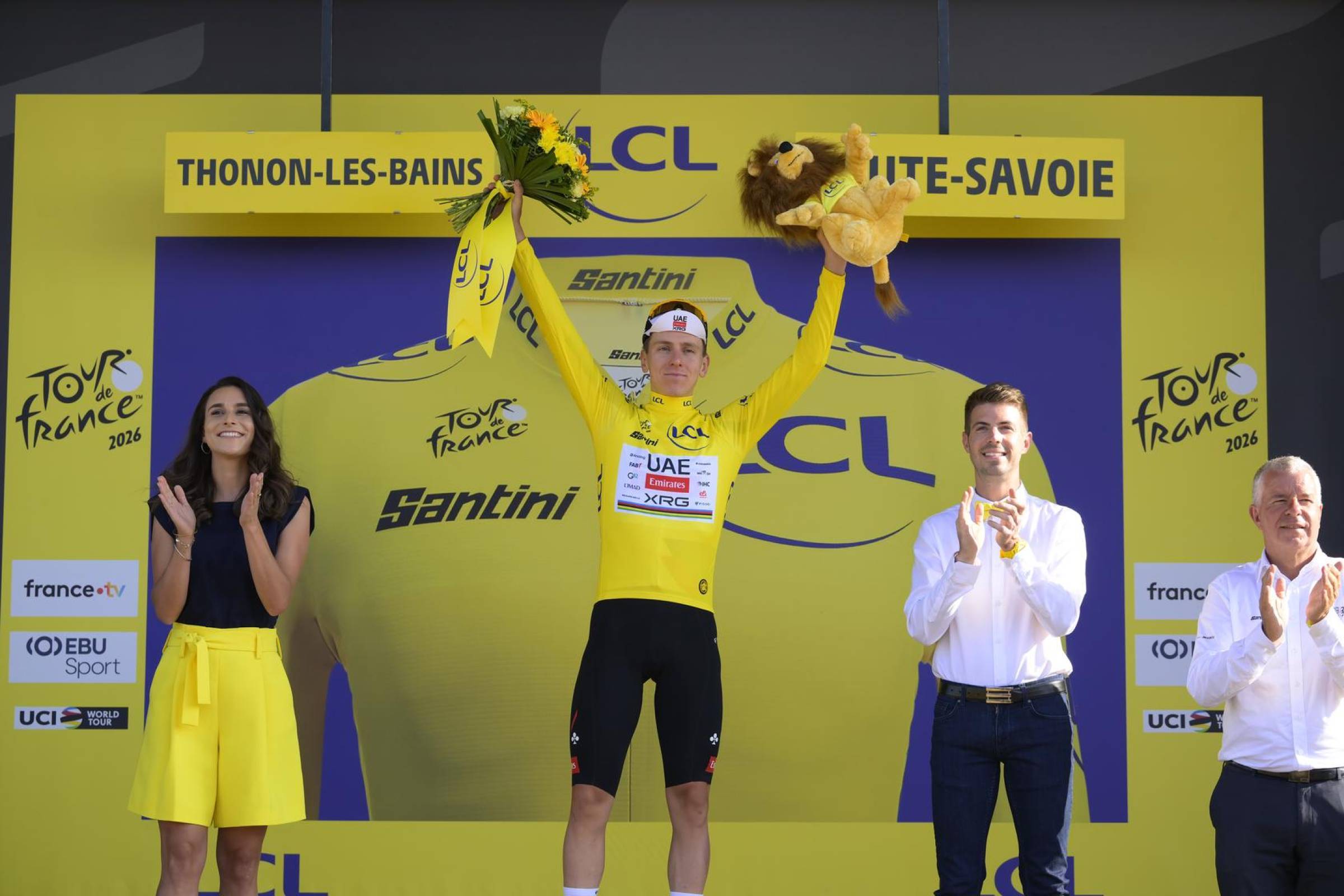 Tadej Pogacar segue o camisola amarela do Tour de France