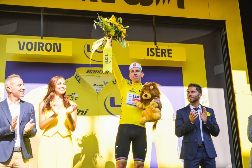 Tadej Pogacar segue o camisola amarela do Tour de France