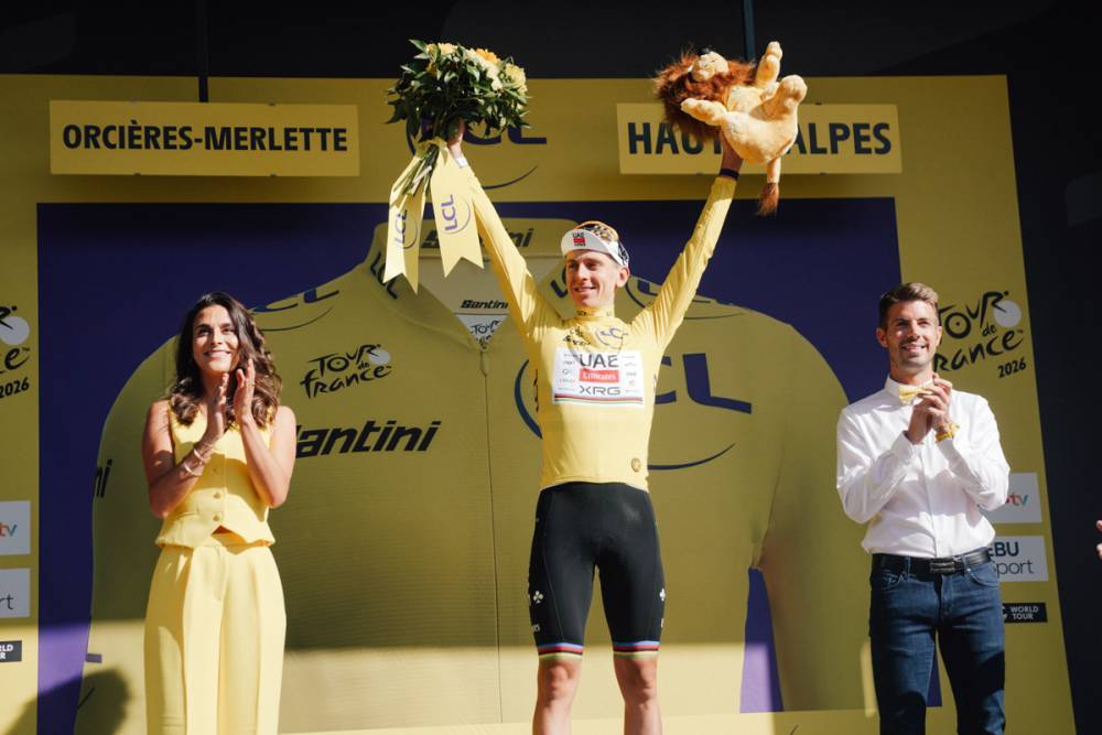 Tadej Pogacar segue o camisola amarela do Tour de France