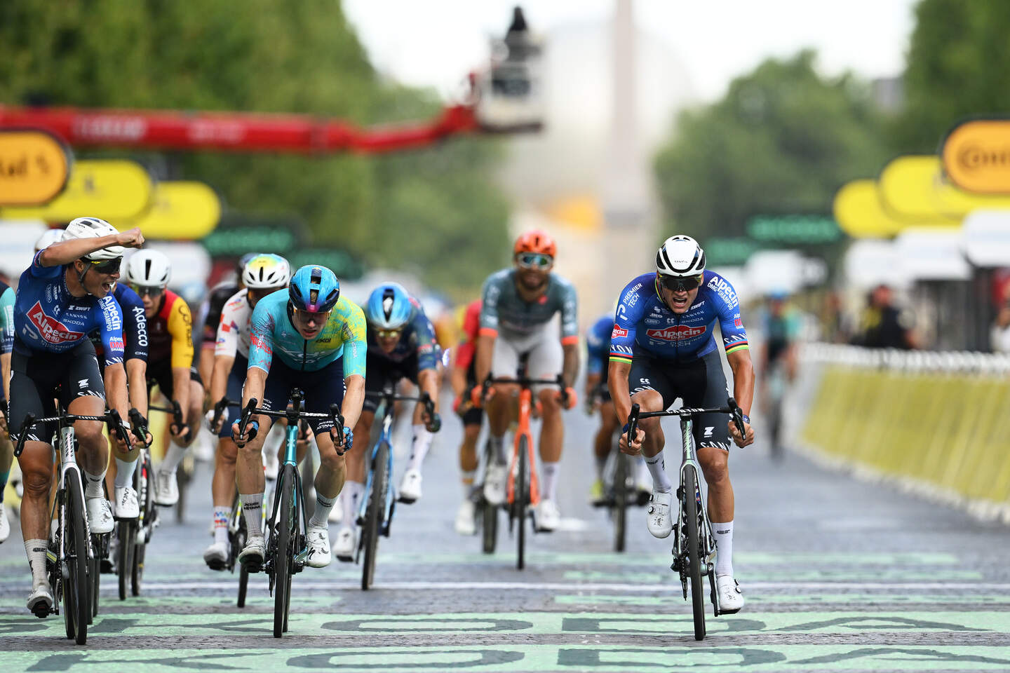 Mathieu van der Poel venceu num final frenético nos Champs-Élysées (Foto: Getty Images)