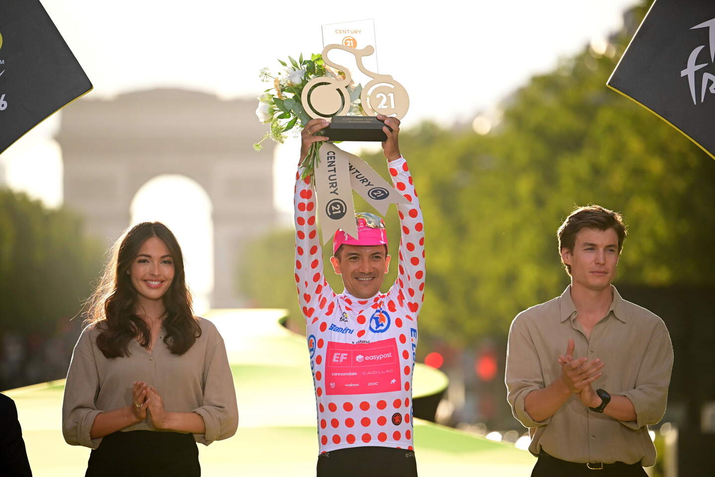 Richard Carapaz conquistou pela 2ª vez a montanha no Tour e foi ainda o super combativo (Foto: Getty Images)