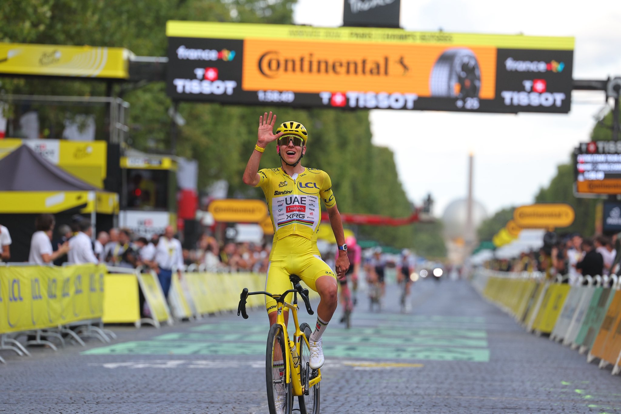 Tadej Pogacar conquista o Tour de France pela 5ª vez na carreira! Mathieu van der Poel triunfa nos Champs-Élysées!