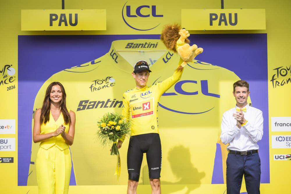 Torstein Traeen segue o camisola amarela do Tour de France (Foto: ASO)