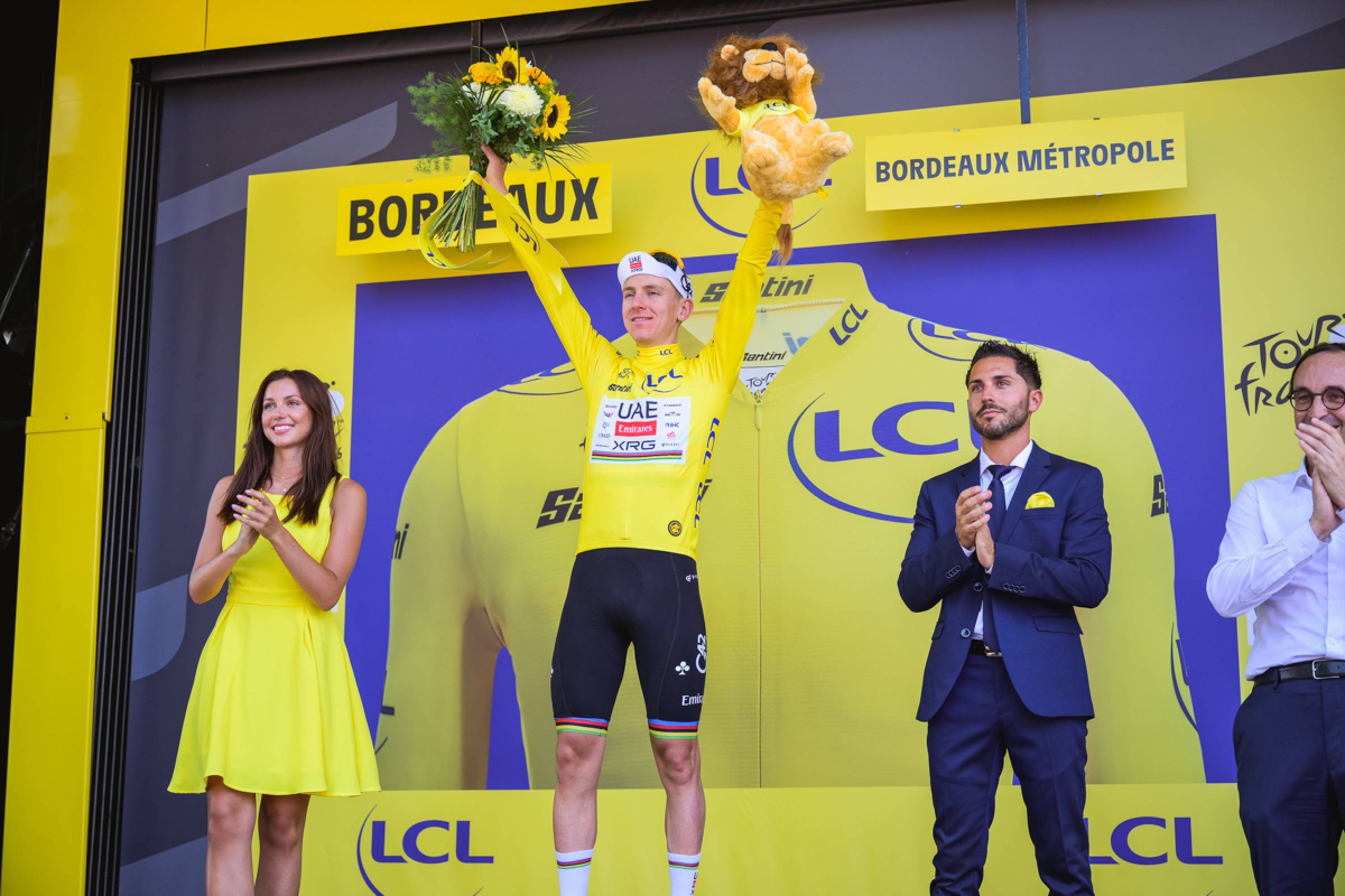 Tadej Pogacar segue o camisola amarela do Tour de France