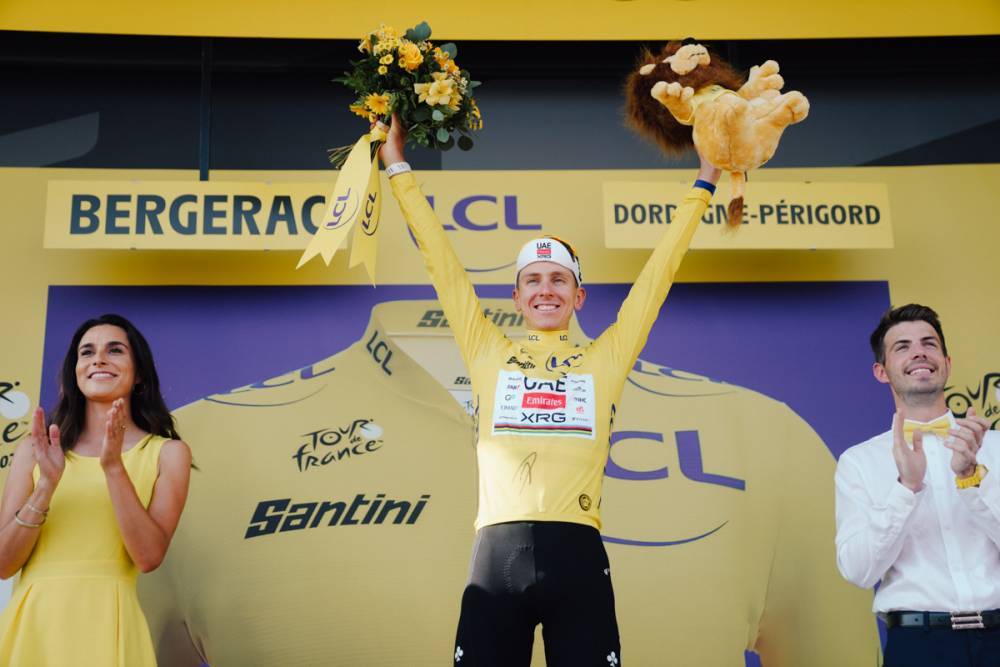 Tadej Pogacar segue o camisola amarela do Tour de France