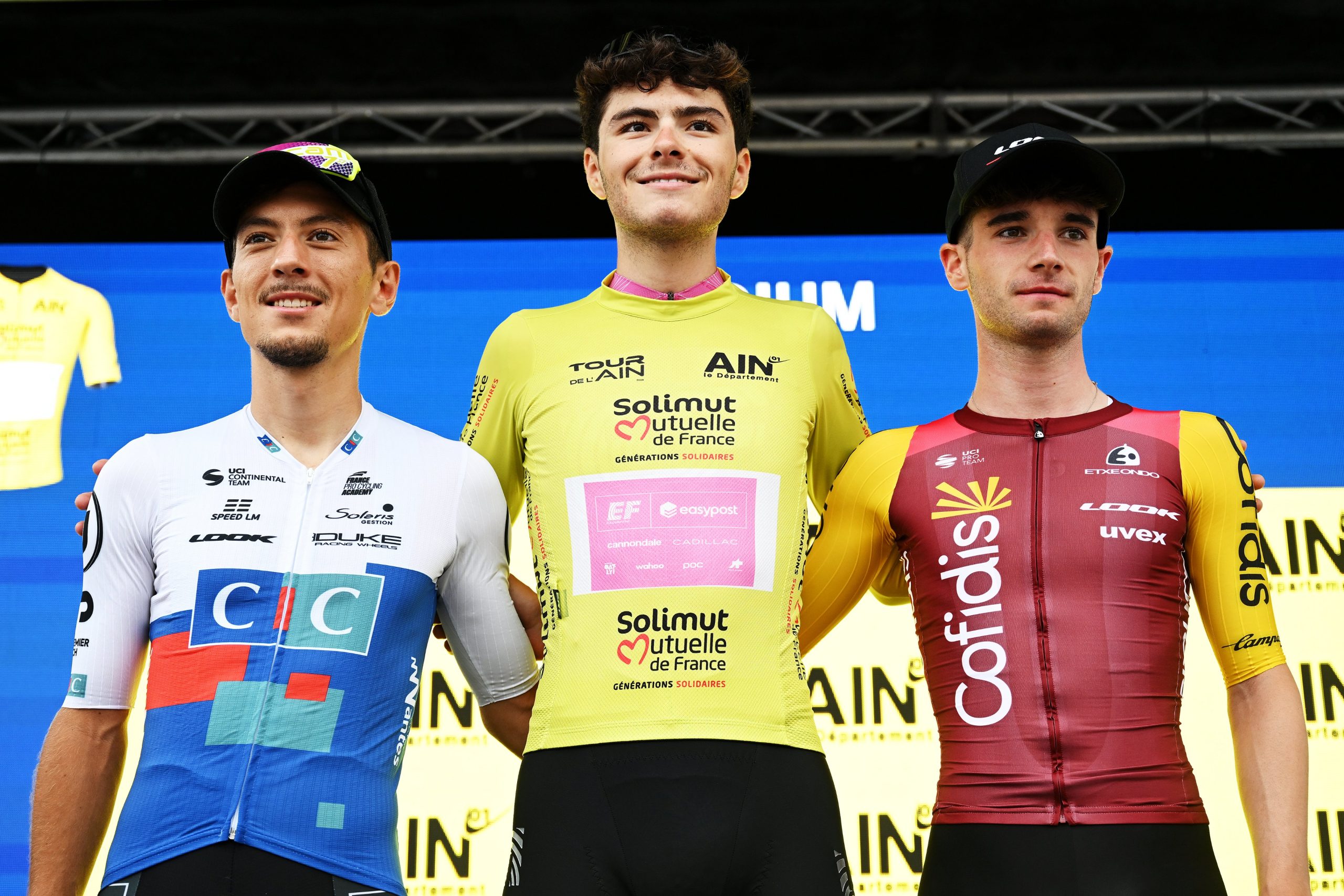 O pódio do Tour de l'Ain com Axel Mariault, Markel Beloki e Jamie Meehan (Foto: Getty Images)