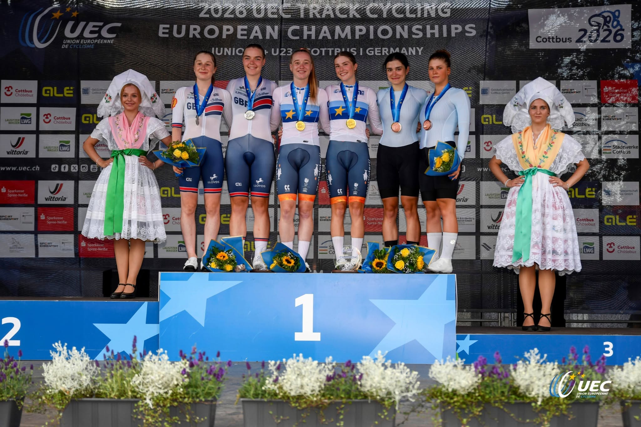 O pódio do Madison Sub-23 feminino com Imogen Wolff e Isabel Sharp, Nienke Veenhoven e Lisa van Belle e Polina Danshina e Aglaya Kokareva