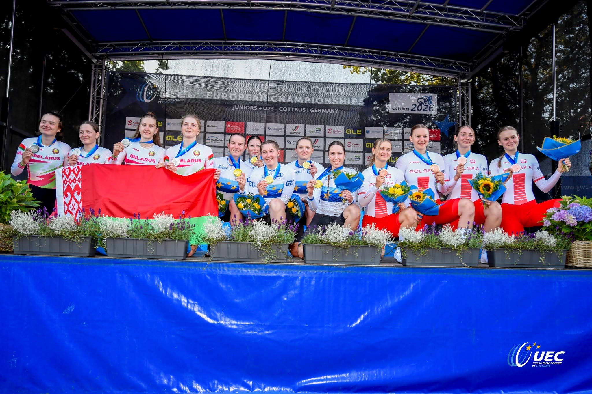 O pódio da Perseguição Coletiva das Sub-23 femininas com Bielorrússia, Alemanha e Polónia