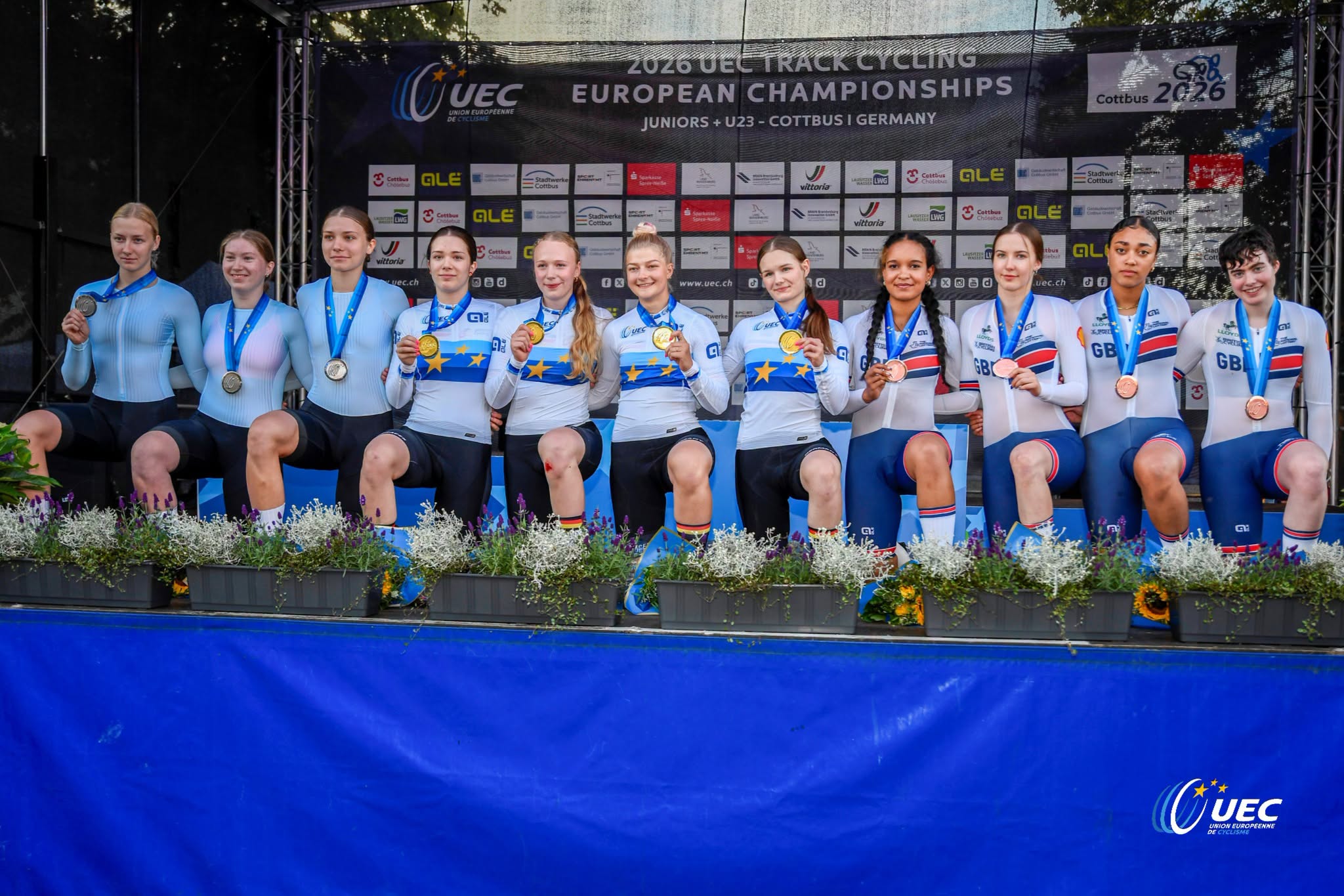 O pódio do Sprint coletivo das juniores femininas com Atletas Individuais Neutras, Alemanha e Reino Unido