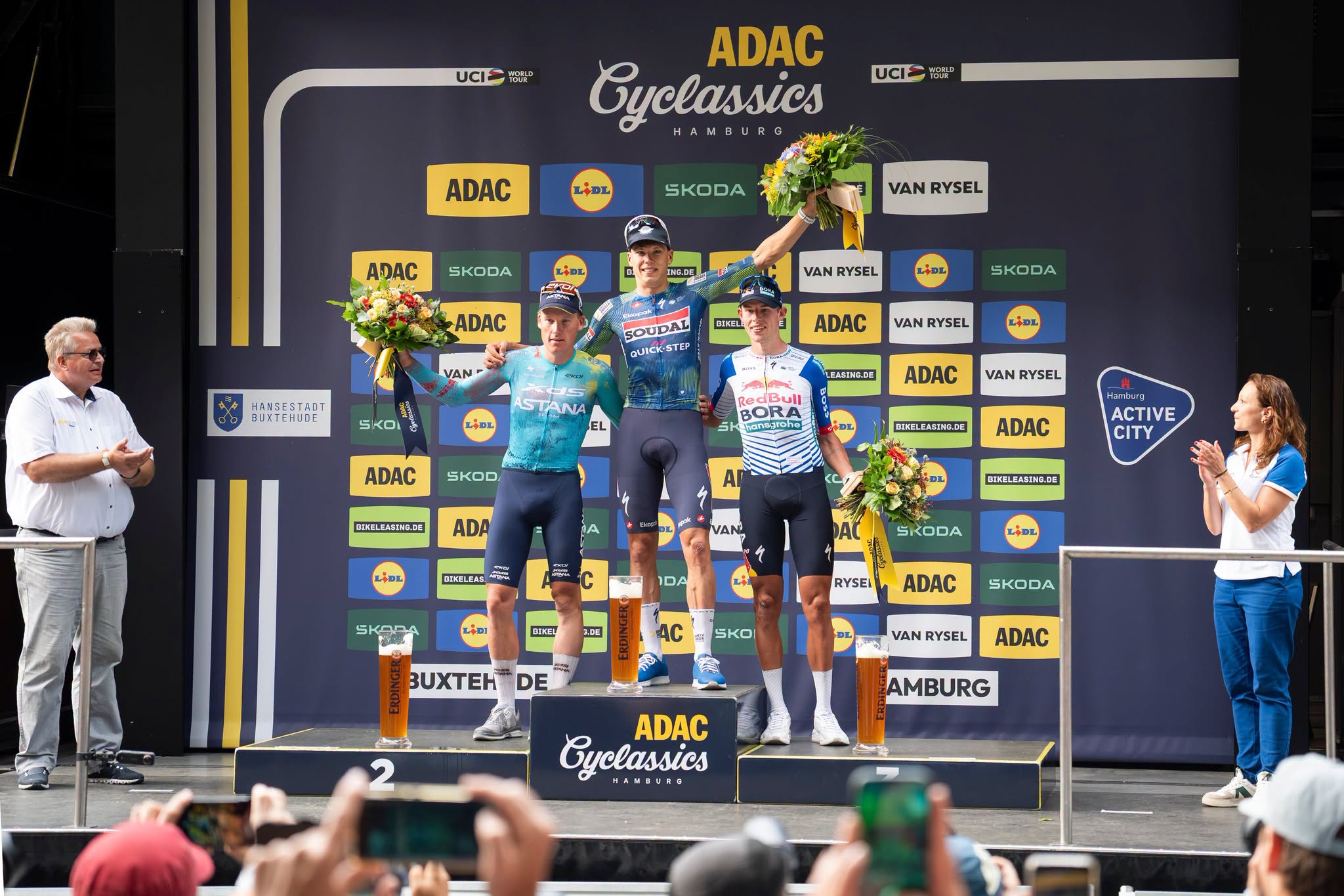 O pódio da ADAC Cyclassics com Mike Teunissen, Paul Magnier e Laurence Pithie (Foto: ASO)