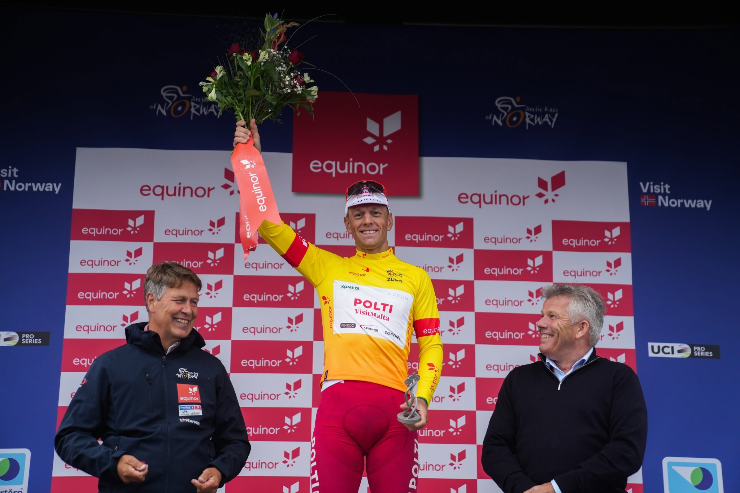Giovanni Lonardi segue o camisola amarela da Arctic Race of Norway