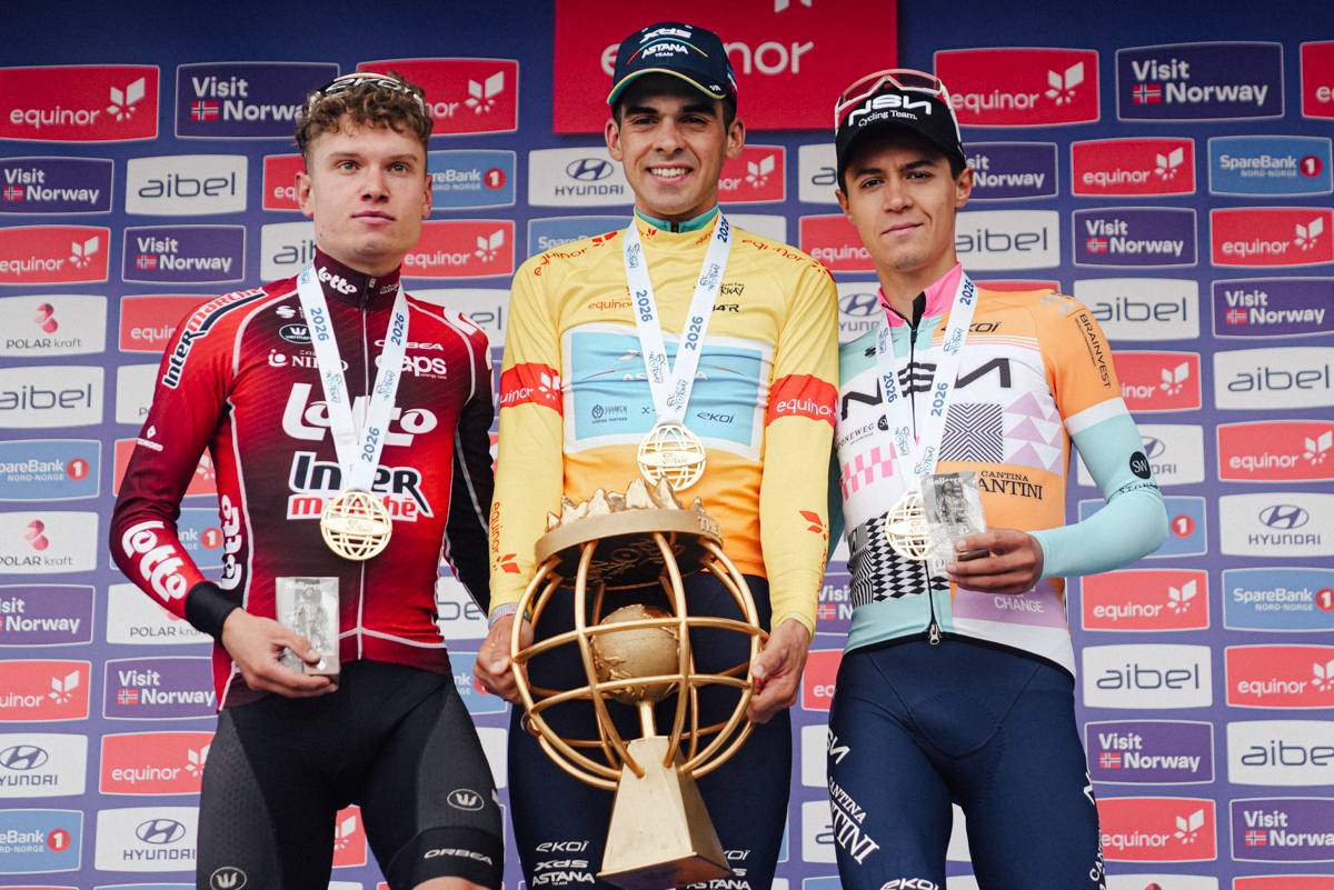 O pódio da Arctic Race of Norway com Lennert van Eetvelt, Thomas Silva e Alessandro Pinarello