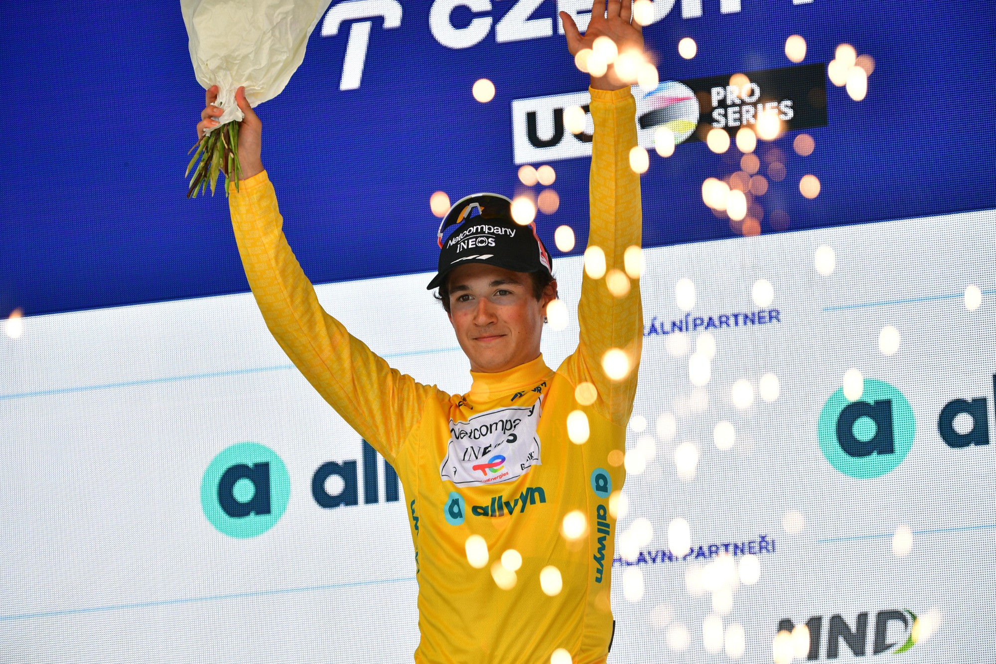 AJ August segue o camisola amarela do Czech Tour