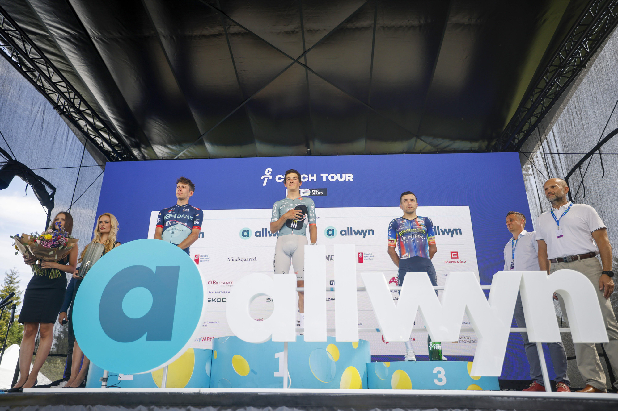 O pódio do Czech Tour com Alessandro Fancellu, AJ August e Domenico Pozzovivo